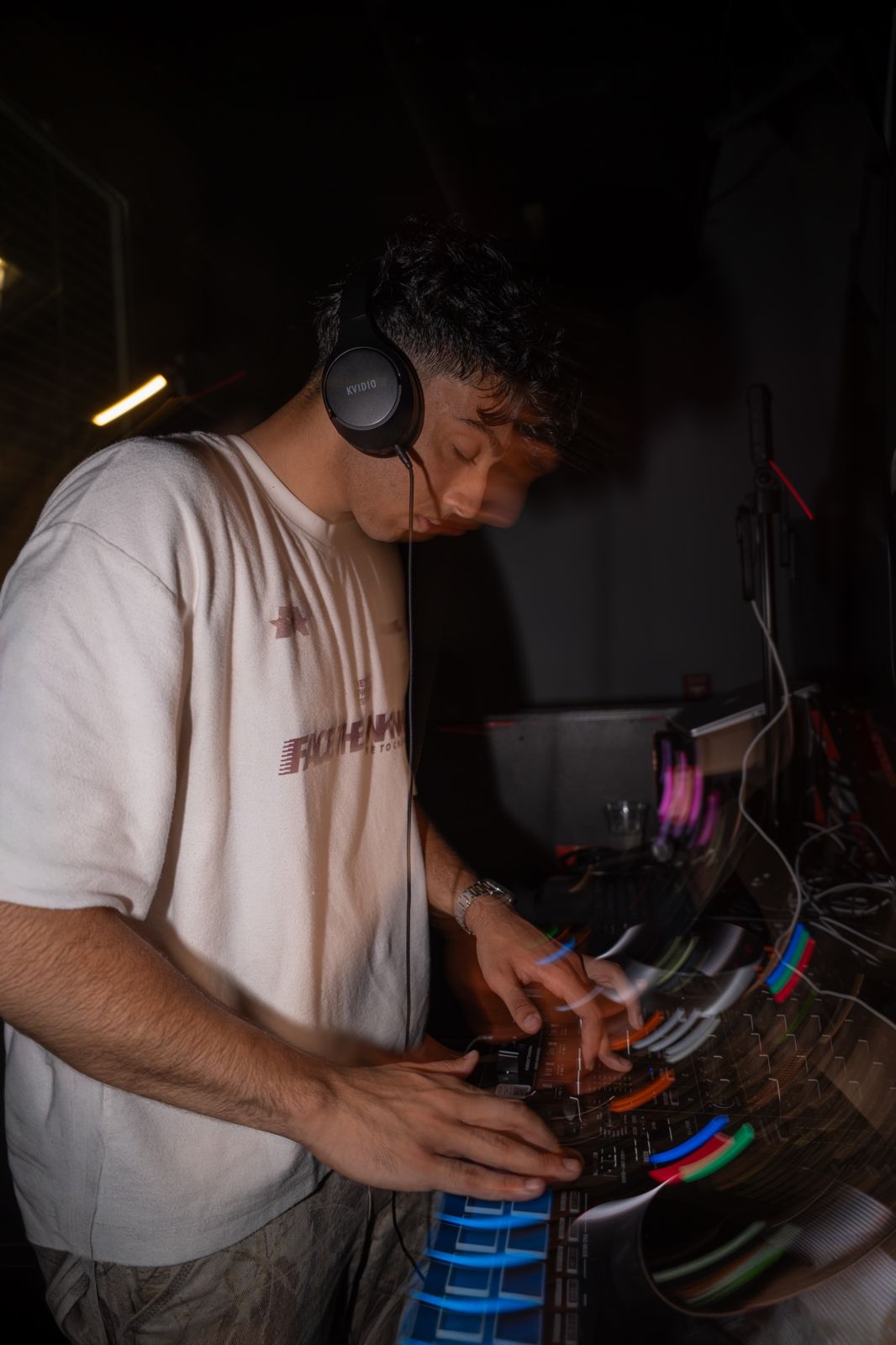 AADIKTIV mixing on a controller, motion blur